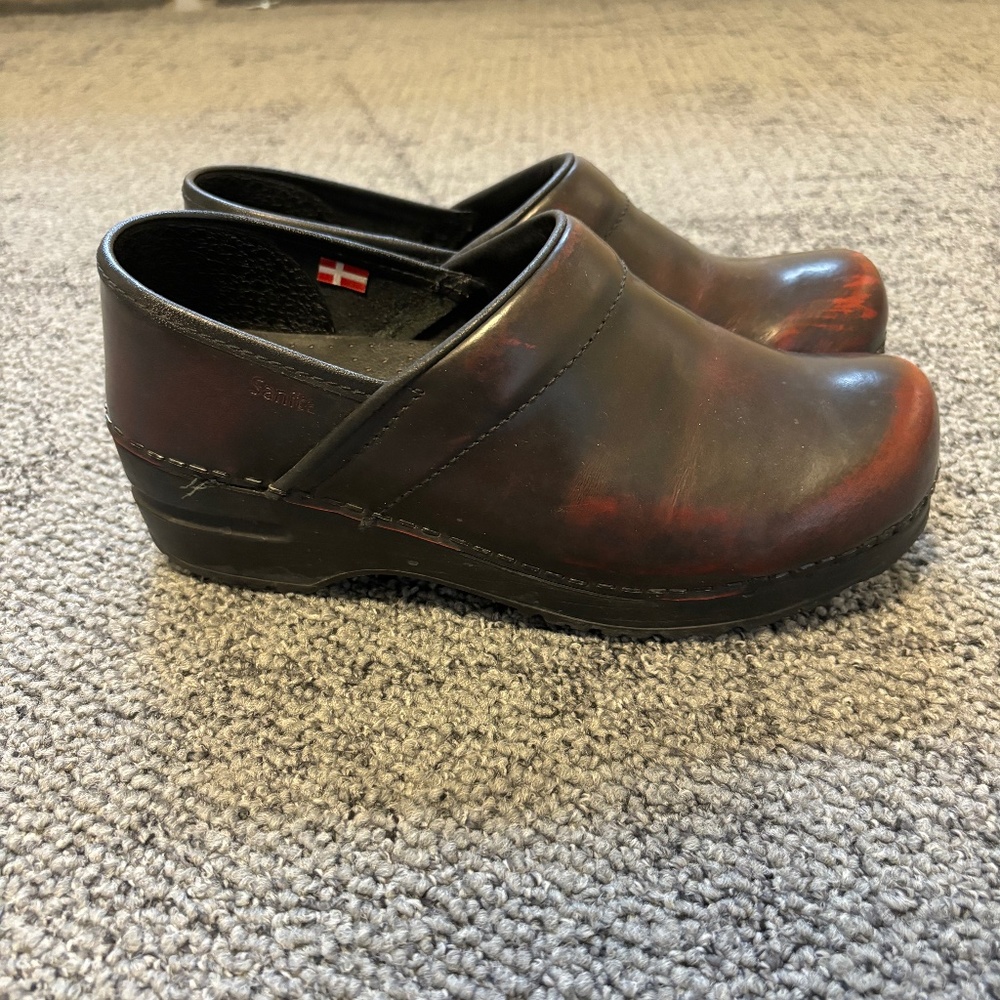 Sanita Professional Cabrio Clogs in Bordeaux Brush Off Leather (37) EUC
